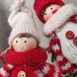 corona-navidena-pareja-de-duendes-26-cm-0025605