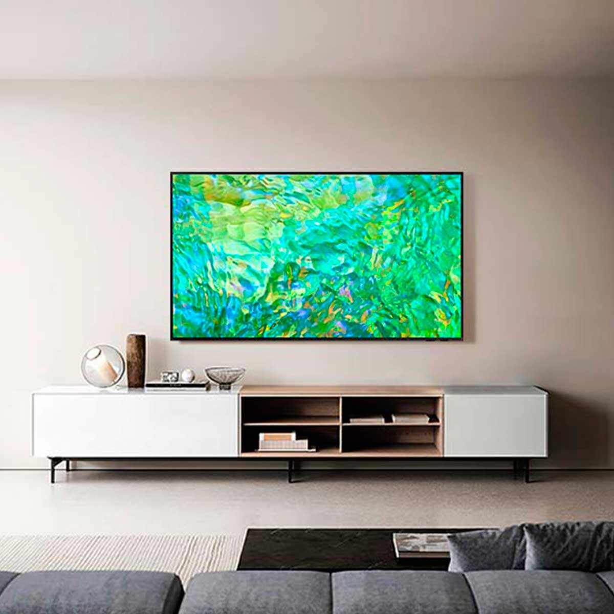 Televisor Smart TV Samsung CU8000 Crystal UHD 43'' 4K UHD LED Tizen WiFi Bluetooth 5.2 G negro ambientada