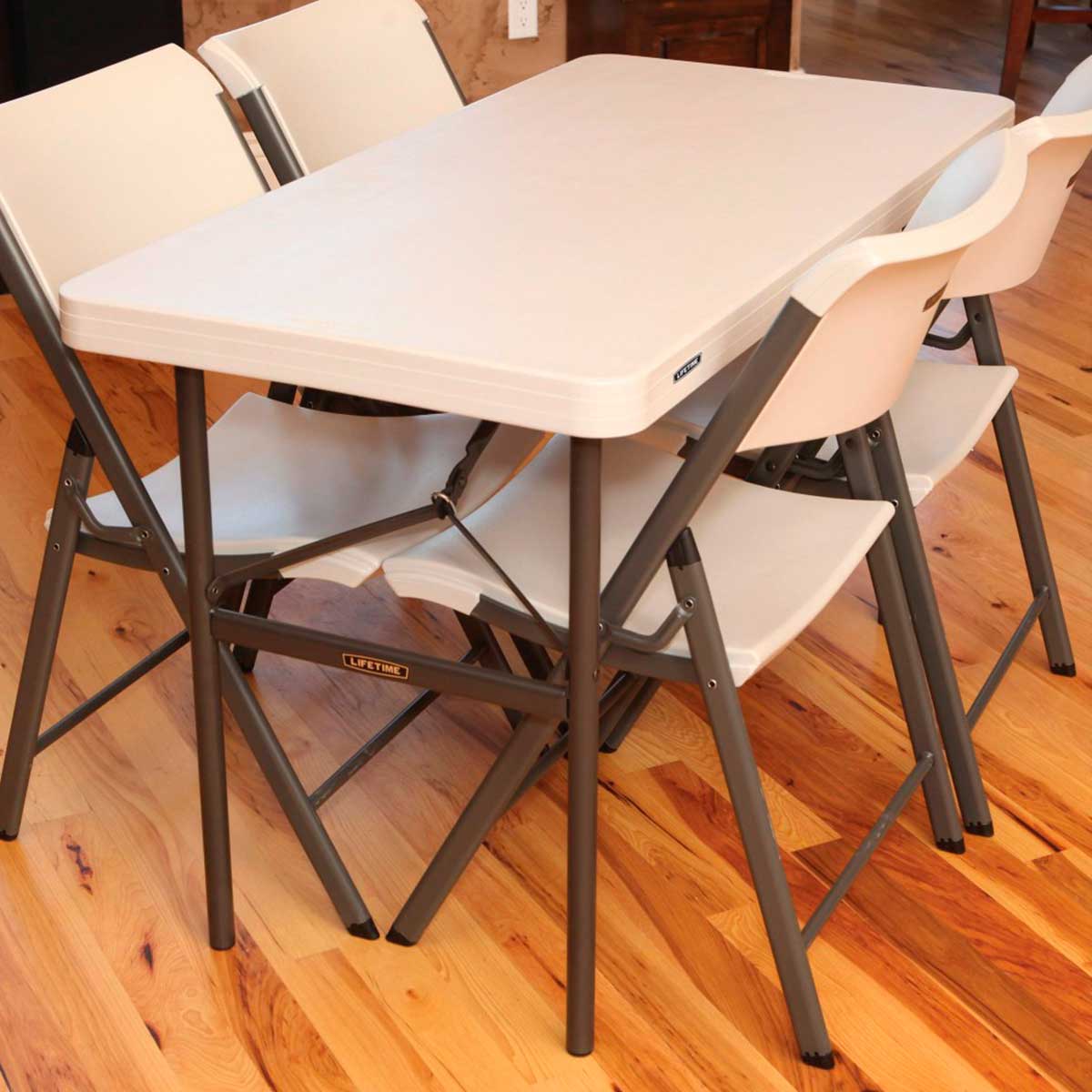 Mesa plegable Lifetime 4 personas forma rectangular 74x122x61 cm ambientada