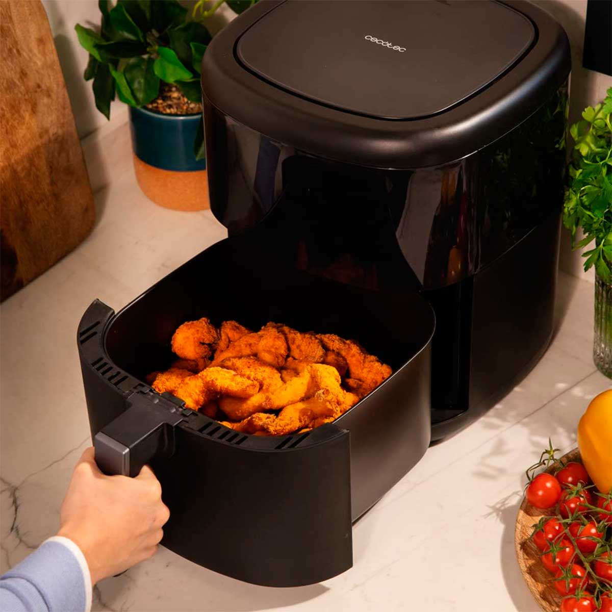 Freidora de aire Cecotec Cecofry Bombastik 6000 1700W 6L 12 modos de cocinado negro detalle cubeta