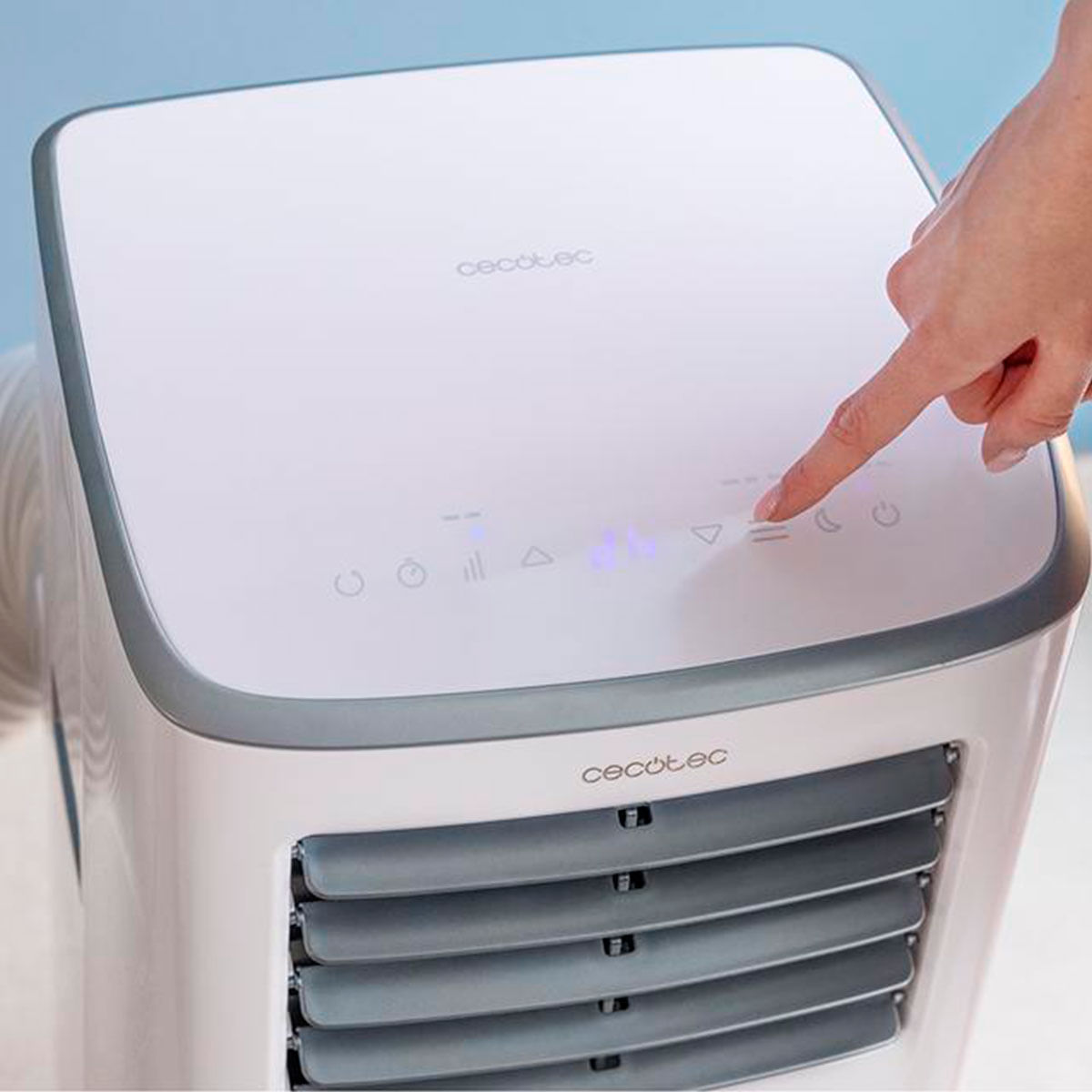 Aire acondicionado portátil Cecotec ForceClima 7400 Soundless Touch 7000BTU 4 modos 2 velocidades con ruedas A blanco detalle panel