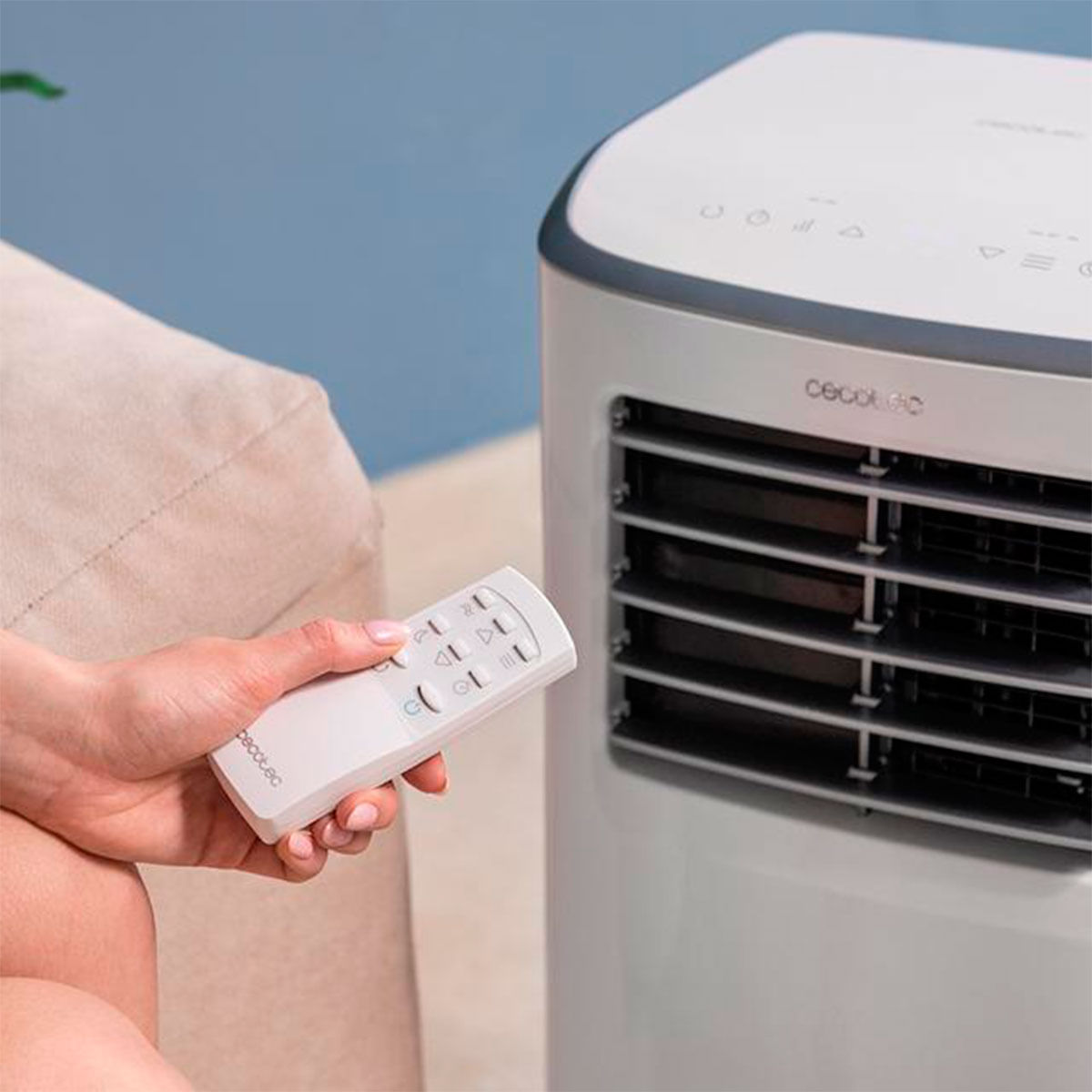 Aire acondicionado portátil Cecotec ForceClima 7400 Soundless Touch 7000BTU 4 modos 2 velocidades con ruedas A blanco detalle mando a distancia