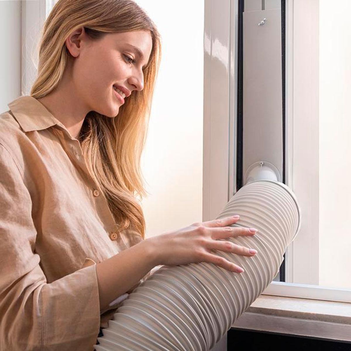 Aire acondicionado portátil Cecotec ForceClima 7400 Soundless Touch 7000BTU 4 modos 2 velocidades con ruedas A blanco detalle tubo de evacuación