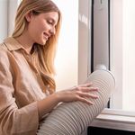 Aire acondicionado portátil Cecotec ForceClima 7400 Soundless Touch 7000BTU 4 modos 2 velocidades con ruedas A blanco detalle tubo de evacuación