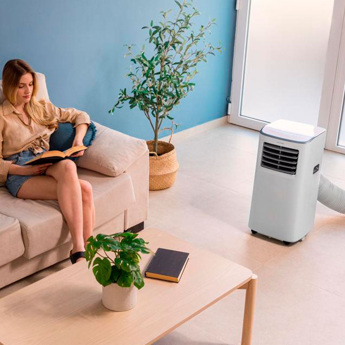 Aire acondicionado portátil Cecotec ForceClima 7400 Soundless Touch 7000BTU 4 modos 2 velocidades con ruedas A blanco ambientada en salón