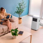 Aire acondicionado portátil Cecotec ForceClima 7400 Soundless Touch 7000BTU 4 modos 2 velocidades con ruedas A blanco ambientada en salón