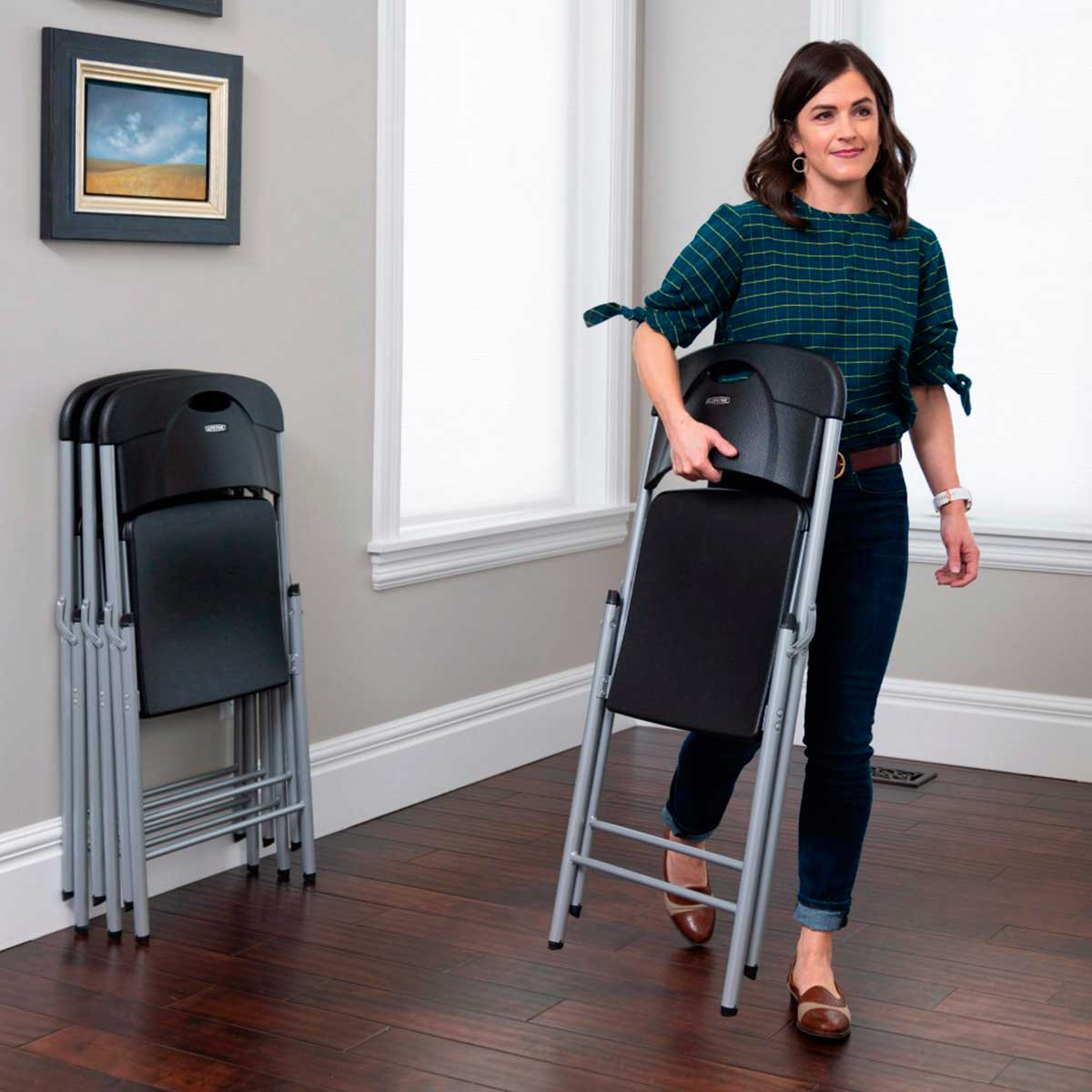 Silla plegable Lifetime uso interior y exterior con asa de transporte negro 84x50x48,5 cm ambientada 2