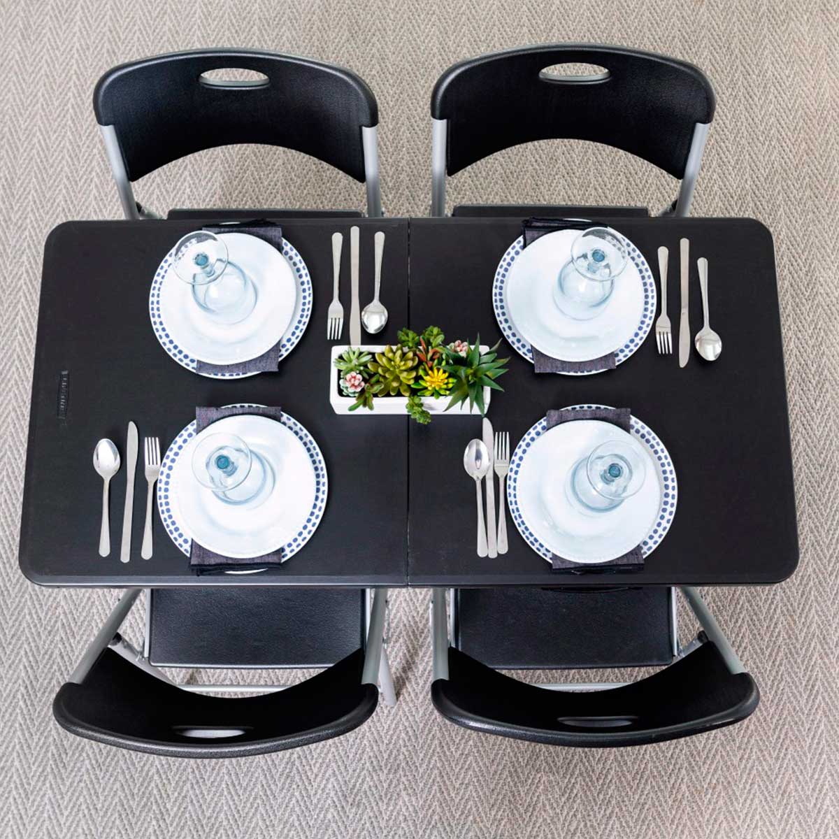 Silla plegable Lifetime uso interior y exterior con asa de transporte negro 84x50x48,5 cm ambientada con mesa