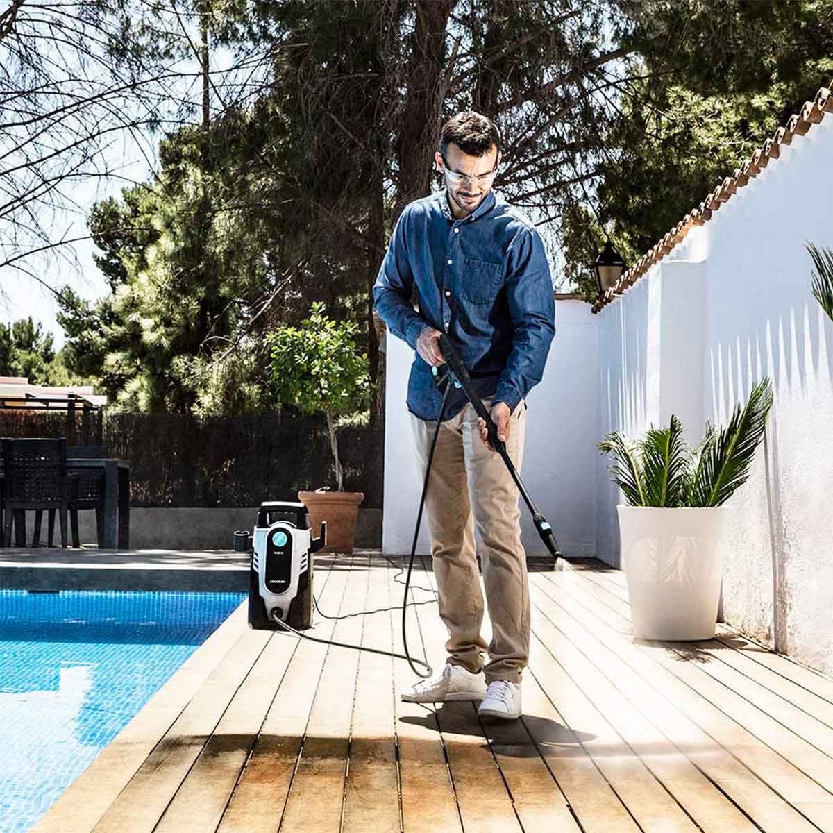 Hidrolimpiadora Cecotec HidroBoost 1400  1400W 105 bares 408L/h negro detalle hombre limpiando