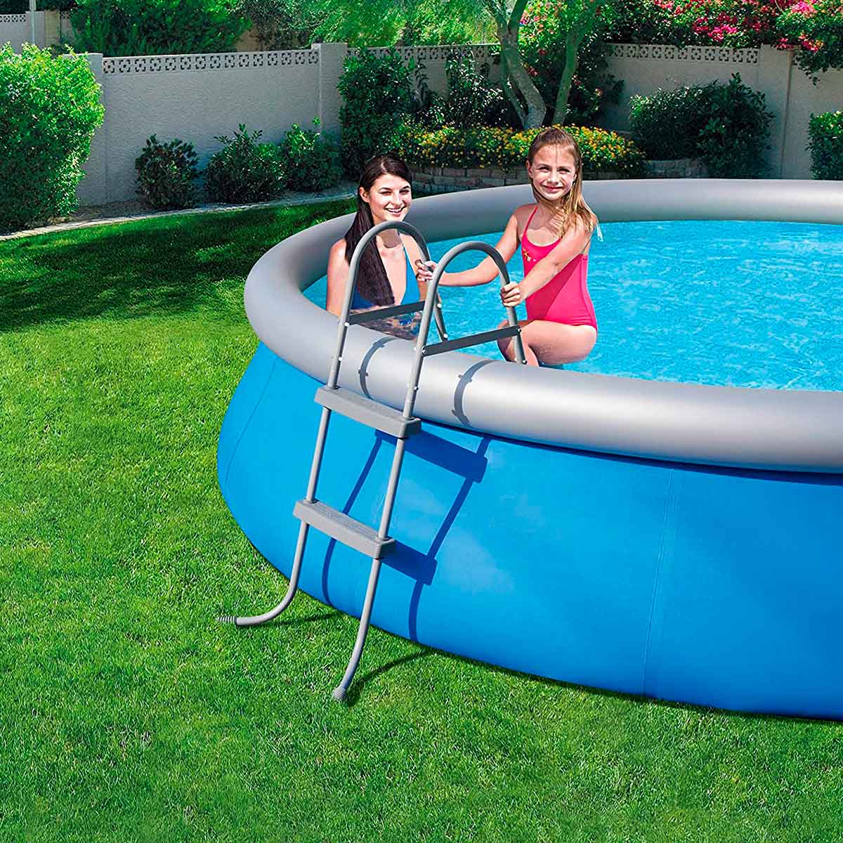 Escalera para piscinas Bestway estructura metálica gris 84 cm ambientada