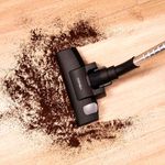 aspirador-vertical-conga-rockstar-multicyclonic-xl-aspirando