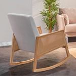 Butaca mecedora Julia con paneles de ratán crema/madera 98x82x65 cm ambientada