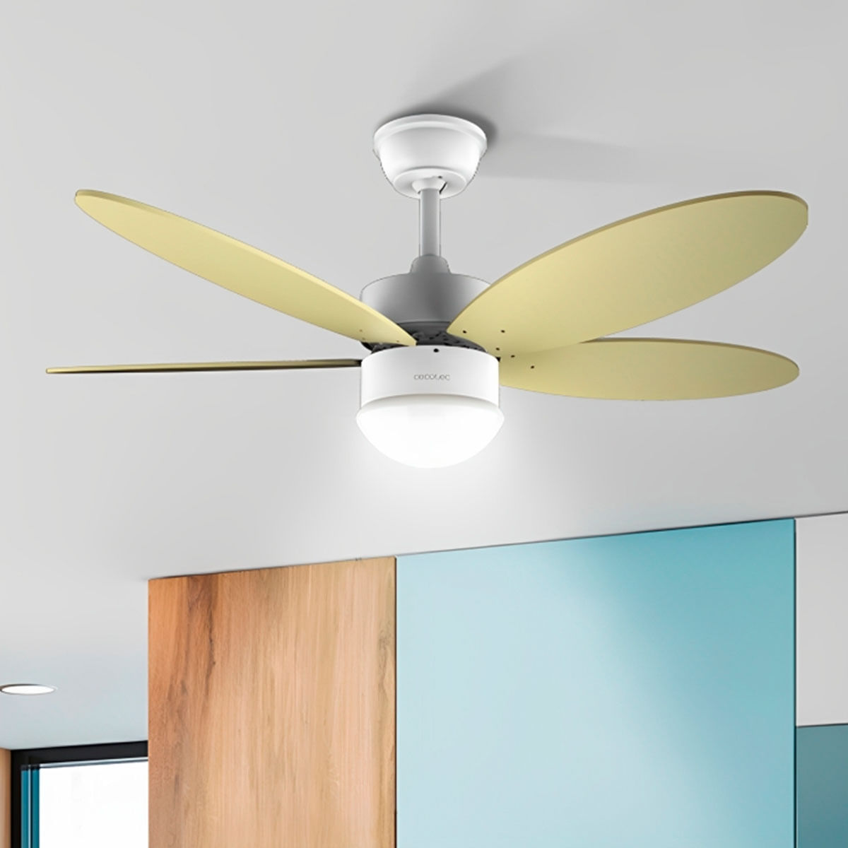 Ventilador de techo Cecotec EnergySilence Aero 4260 SunLight 40W función verano/invierno amarillo Ø106 cm ambientada