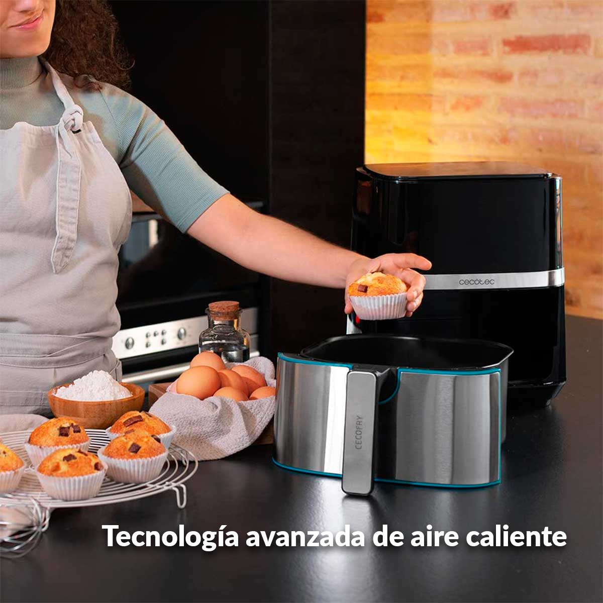 Freidora de aire Cecotec Cecofry Full Inox 5500 Pro 1700 5,5L inox detalle mujer cocinando