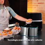 Freidora de aire Cecotec Cecofry Full Inox 5500 Pro 1700 5,5L inox detalle mujer cocinando