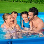 Piscina desmontable Deluxe Splash Frame Pool Bestway 3300L forma rectangular azul 66x300x201 cm detalle familia