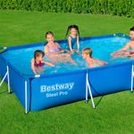 Piscina desmontable Deluxe Splash Frame Pool Bestway 3300L forma rectangular azul 66x300x201 cm ambientada