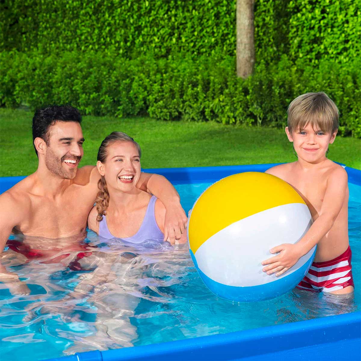 Piscina desmontable Deluxe Splash Frame Pool Bestway 3300L forma rectangular azul 66x300x201 cm detalle niño con pelota