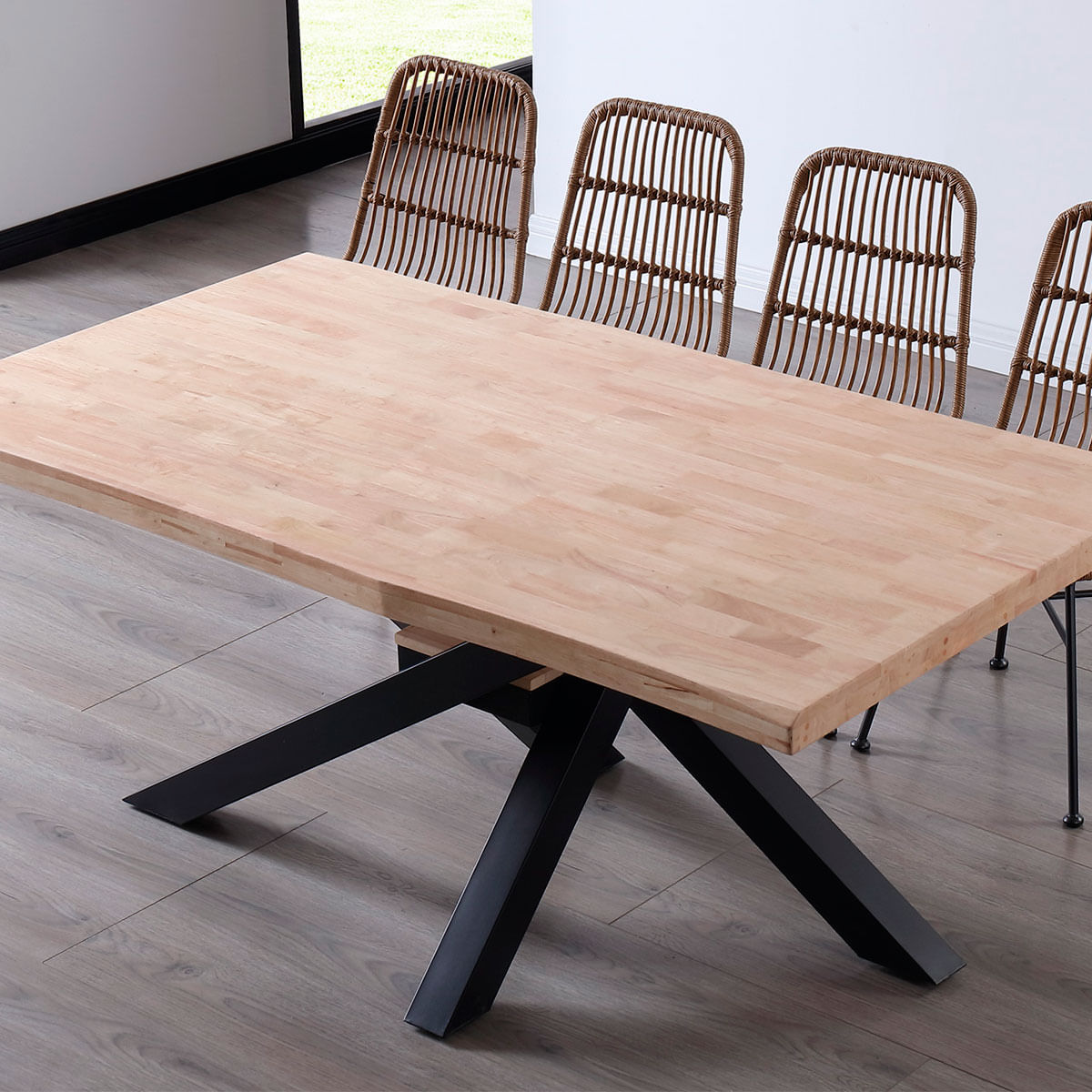 Mesa de comedor Xena forma patas cruzadas tapa irregular roble Nordish/negro 76x180x100 cm ambientada en salón