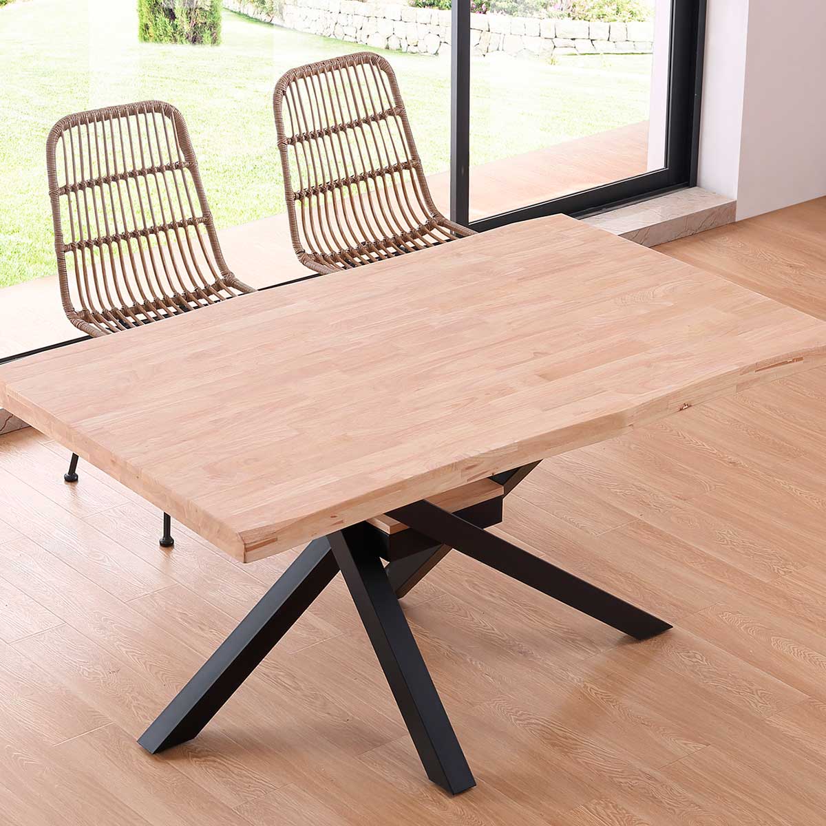 Mesa de comedor Xena forma patas cruzadas tapa irregular roble Nordish/negro 76x150x90 cm ambientada