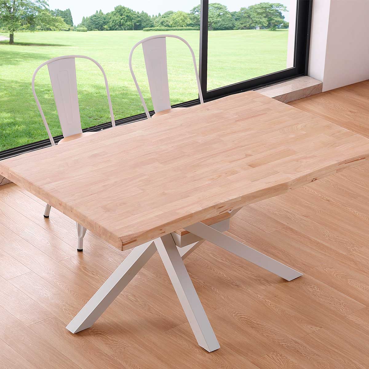 Mesa de comedor Xena forma patas cruzadas tapa irregular roble Nordish/blanco 76x150x90 cm ambientada