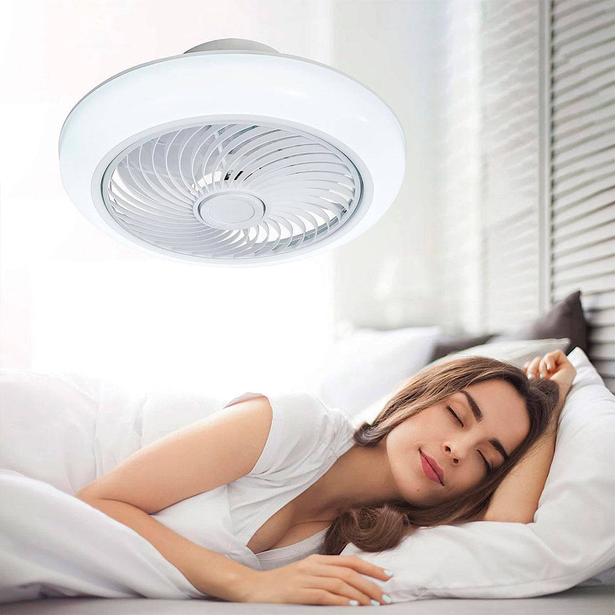 Plafon-ventilador-Tristan-Helios-Home-luz-LED-control-remoto-3-velocidades-blanco-22xØ53-cm-ambientada-con-mujer