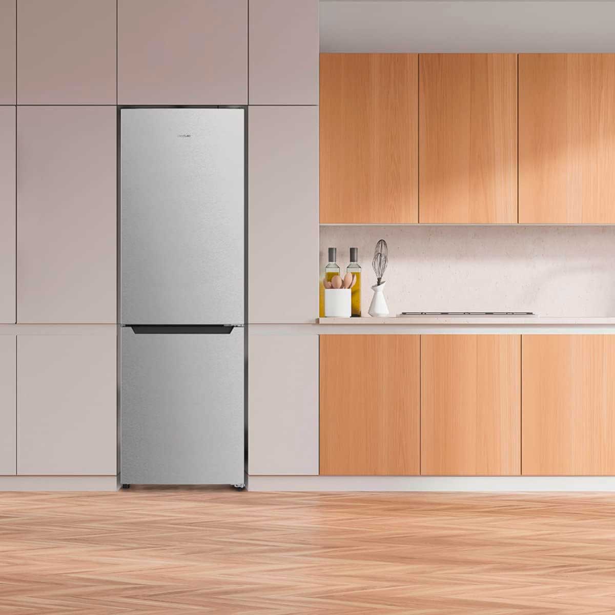 Frigorífico combi Cecotec Bolero CoolMarket Combi 322 Inox E Total No Frost 322L E inox 185,5 cm ambientada