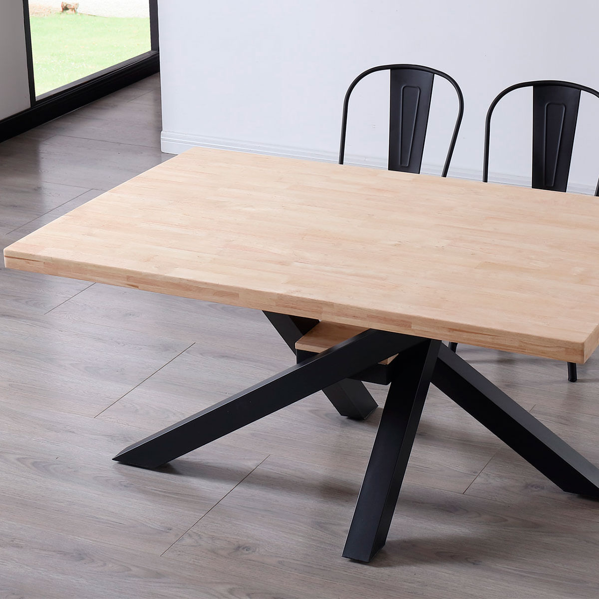 Mesa de comedor Xena forma patas cruzadas tapa regular roble Nordish/negro 76x160x100 cm ambientada