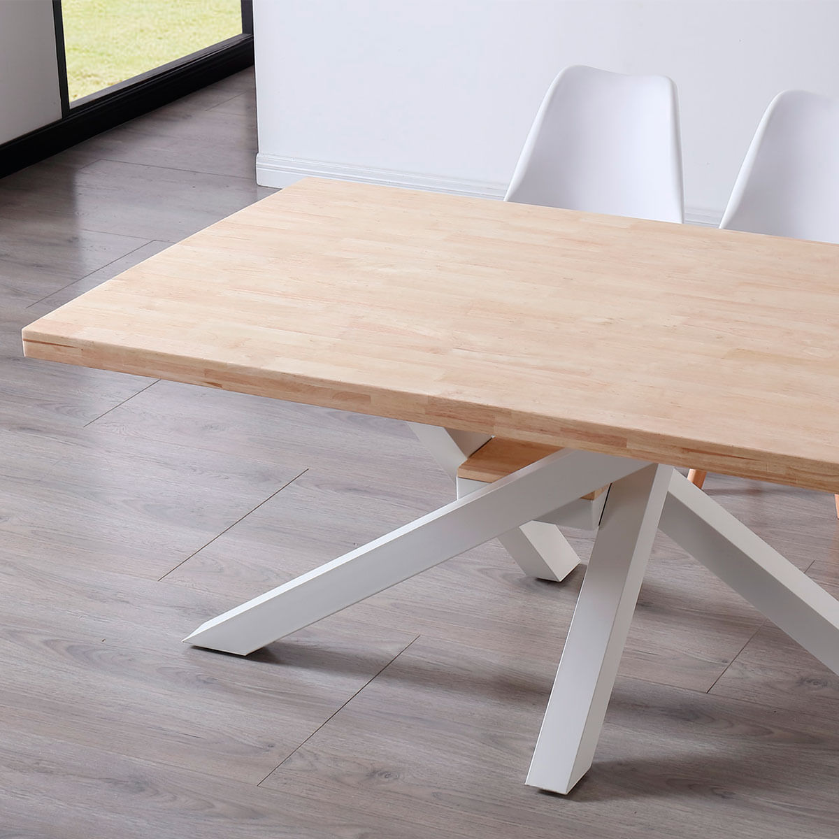 Mesa de comedor Xena forma patas cruzadas tapa regular roble Nordish/blanco 76x160x100 cm ambientada
