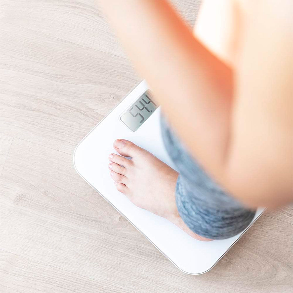 Báscula de baño Cecotec Surface Precision EcoPower 10000 Healthy 180kg sin pilas blanco ambientada