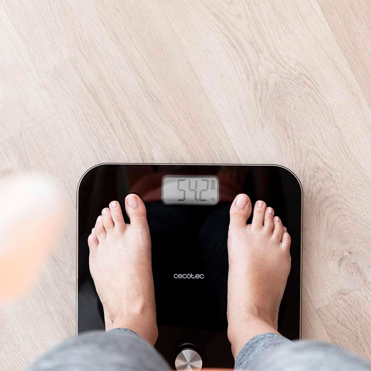 Báscula de baño Cecotec Surface Precision EcoPower 10000 Healthy 180kg sin pilas negro ambientada