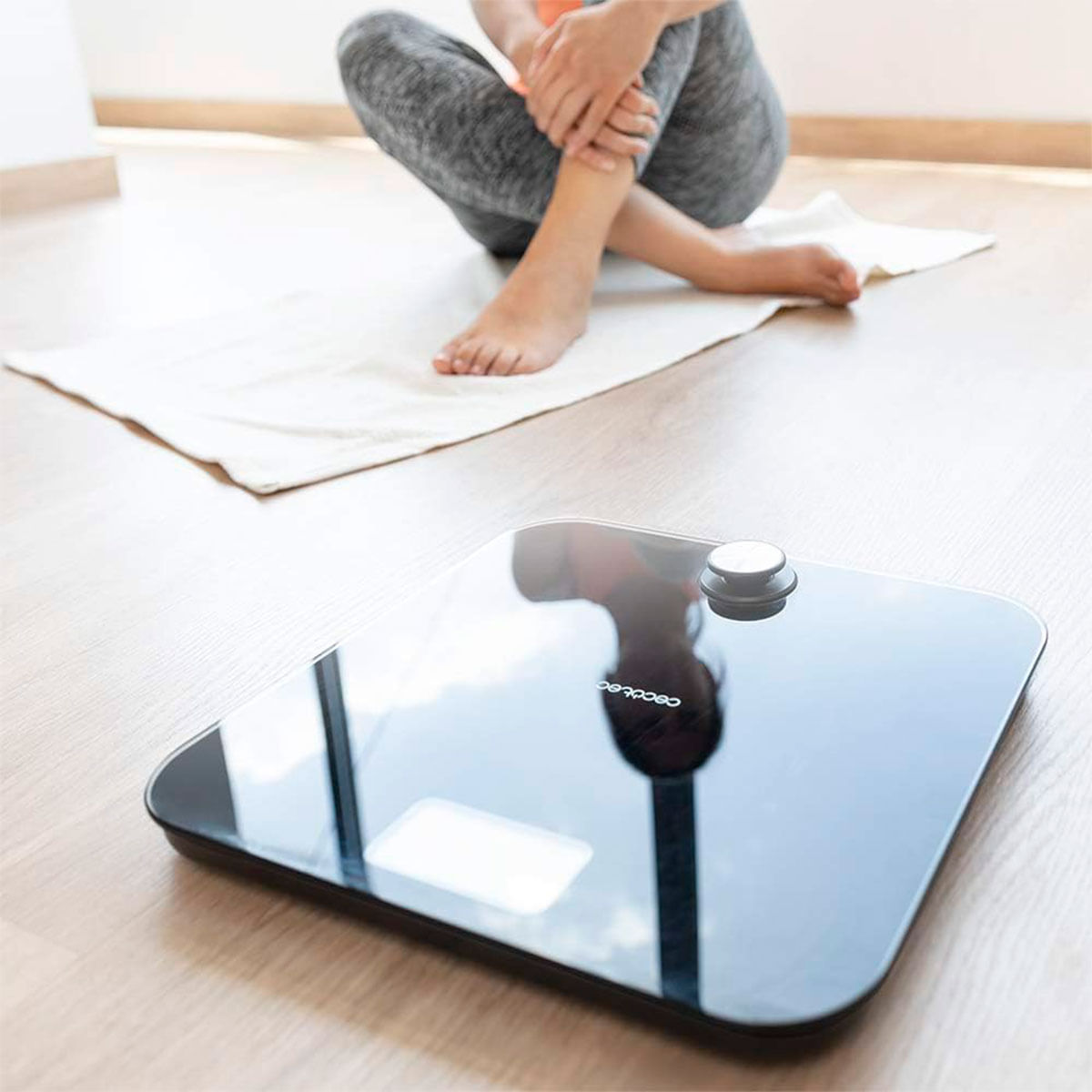 Báscula de baño Cecotec Surface Precision EcoPower 10000 Healthy 180kg sin pilas negro detalle con mujer