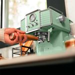 Cafetera Cecotec Power Espresso 20 Tradizionale Light 1350W 20 bar 1,5L verde detalle mano