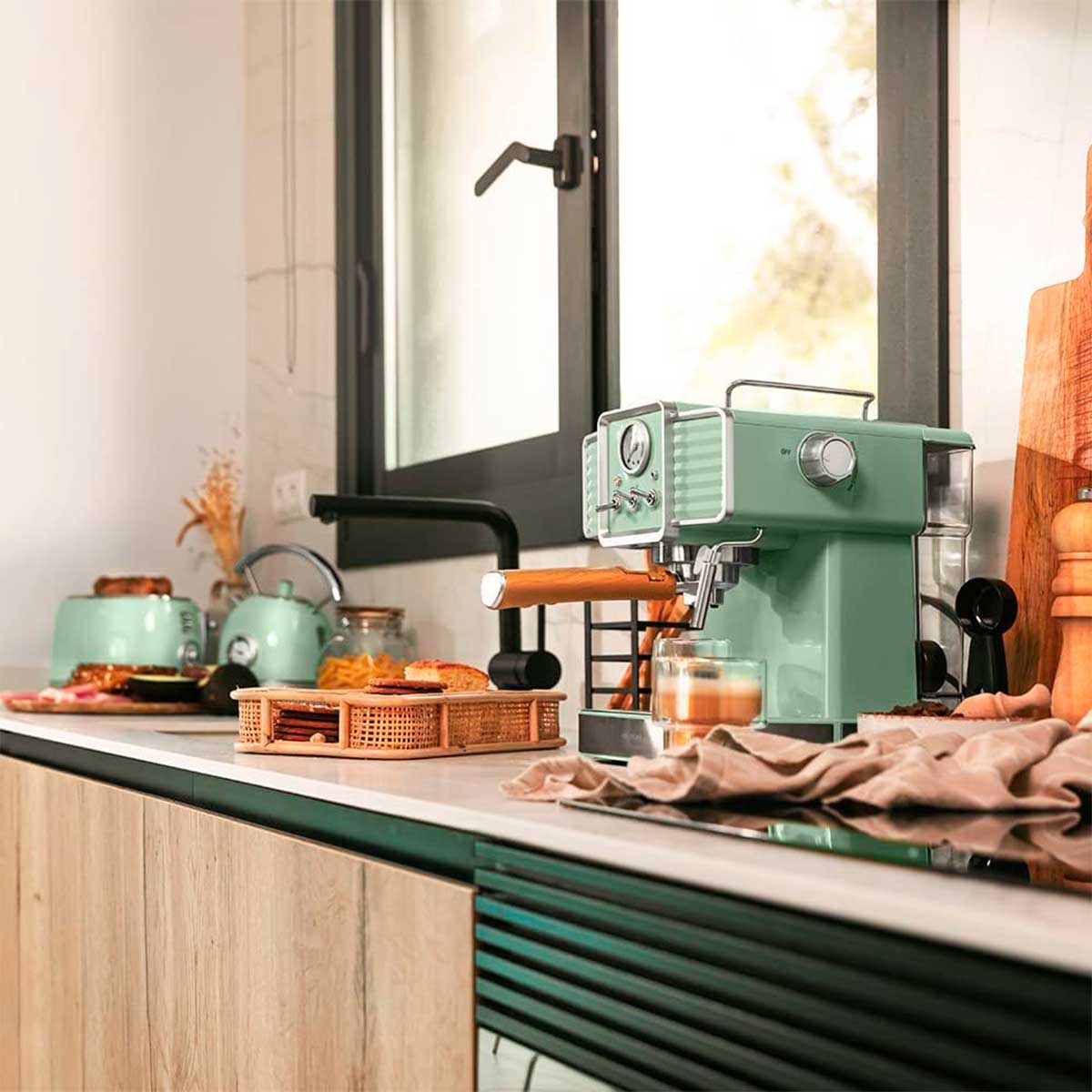Cafetera Cecotec Power Espresso 20 Tradizionale Light 1350W 20 bar 1,5L verde ambientada en mesa