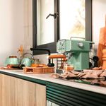 Cafetera Cecotec Power Espresso 20 Tradizionale Light 1350W 20 bar 1,5L verde ambientada en mesa