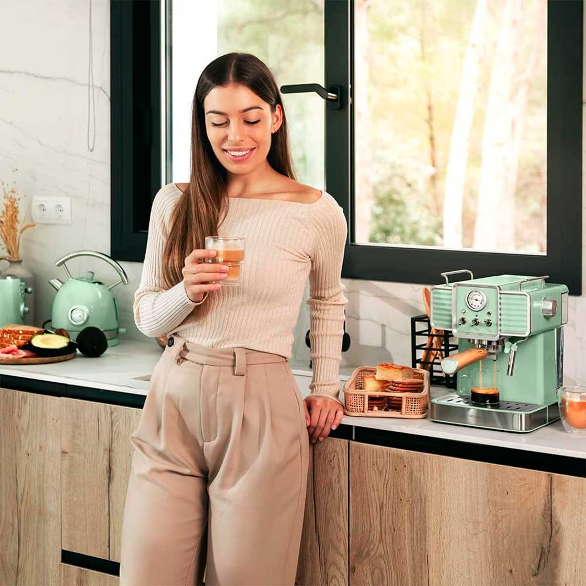 Cafetera Cecotec Power Espresso 20 Tradizionale Light 1350W 20 bar 1,5L verde detalle mujer