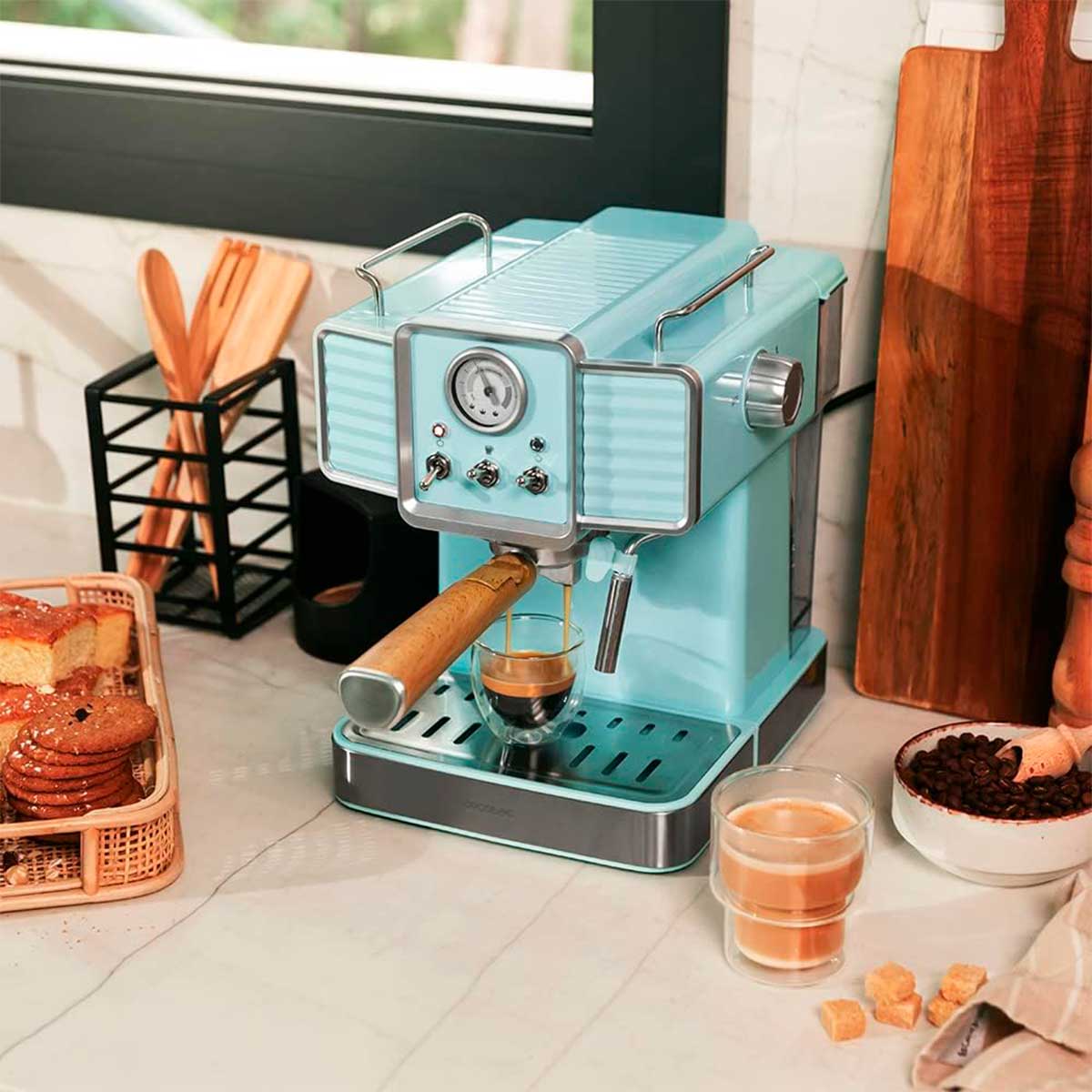 Cafetera Cecotec Power Espresso 20 Tradizionale Light 1350W 20 bar 1,5L azul ambientada en encimera