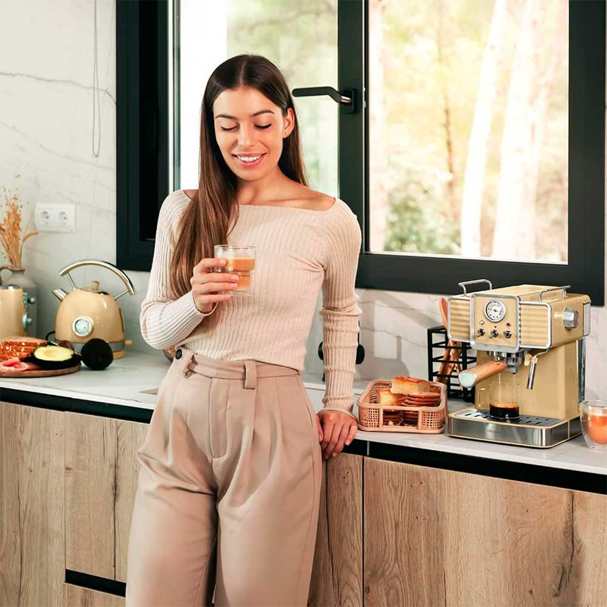 Cafetera Cecotec Power Espresso 20 Tradizionale Light 1350W 20 bar 1,5L amarillo detalle mujer