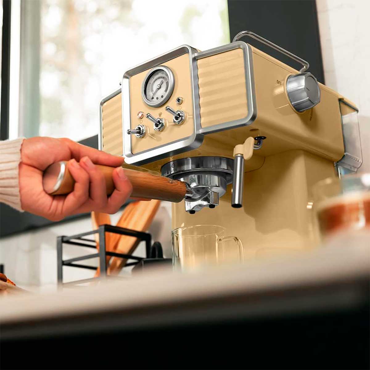 Cafetera Cecotec Power Espresso 20 Tradizionale Light 1350W 20 bar 1,5L amarillo ambientada