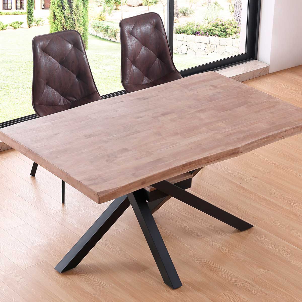 Mesa de comedor Xena forma patas cruzadas tapa irregular roble Honey/negro 76x150x90 cm ambientada