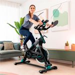 Bicicleta estática Cecotec DrumFit Indoor 23000 Kosmos Pro UltraFlex pantalla LCD negro ambientada