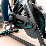 Bicicleta estática Cecotec DrumFit Indoor 23000 Kosmos Pro UltraFlex pantalla LCD negro detalle pedales