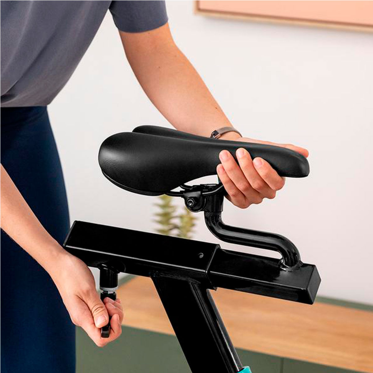 Bicicleta estática Cecotec DrumFit Indoor 23000 Kosmos Pro UltraFlex pantalla LCD negro detalle asiento
