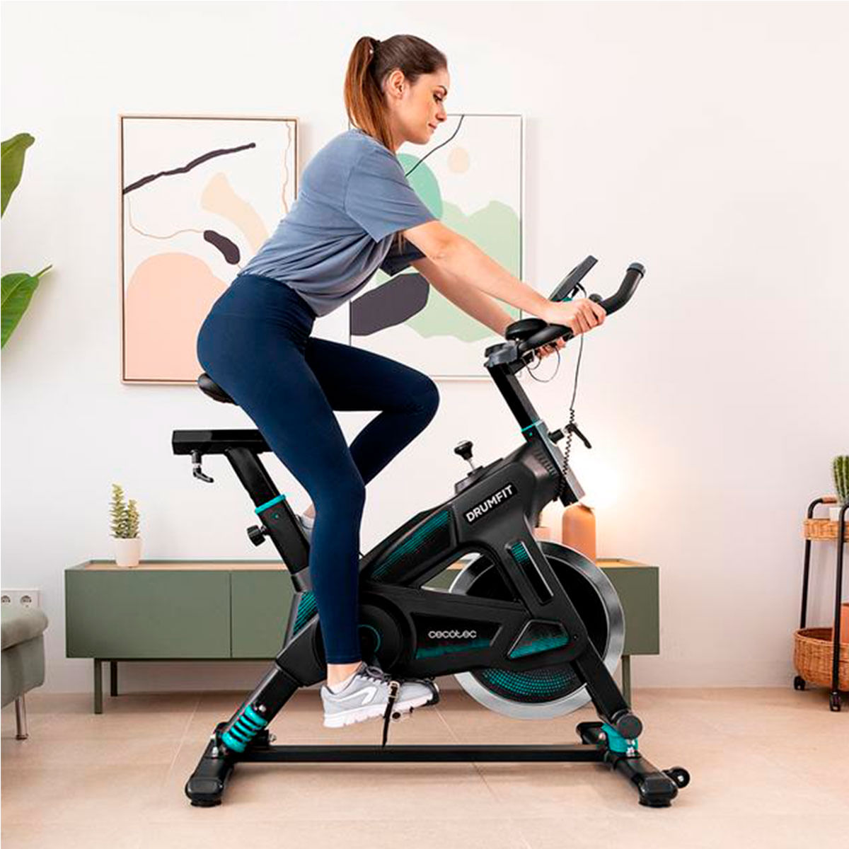 Bicicleta estática Cecotec DrumFit Indoor 23000 Kosmos Pro UltraFlex pantalla LCD negro ambientada con mujer