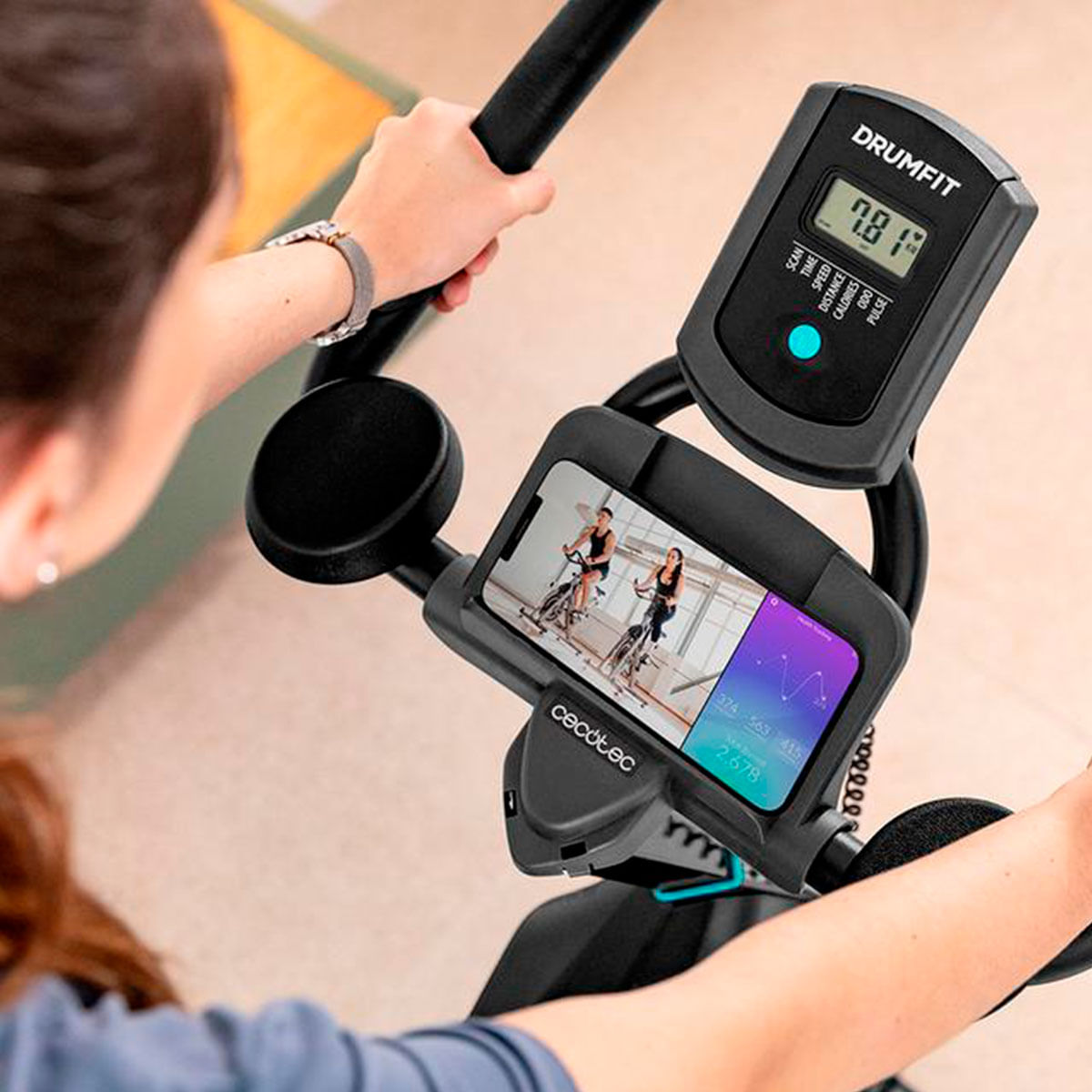 Bicicleta estática Cecotec DrumFit Indoor 23000 Kosmos Pro UltraFlex pantalla LCD negro detalle porta dispositivos
