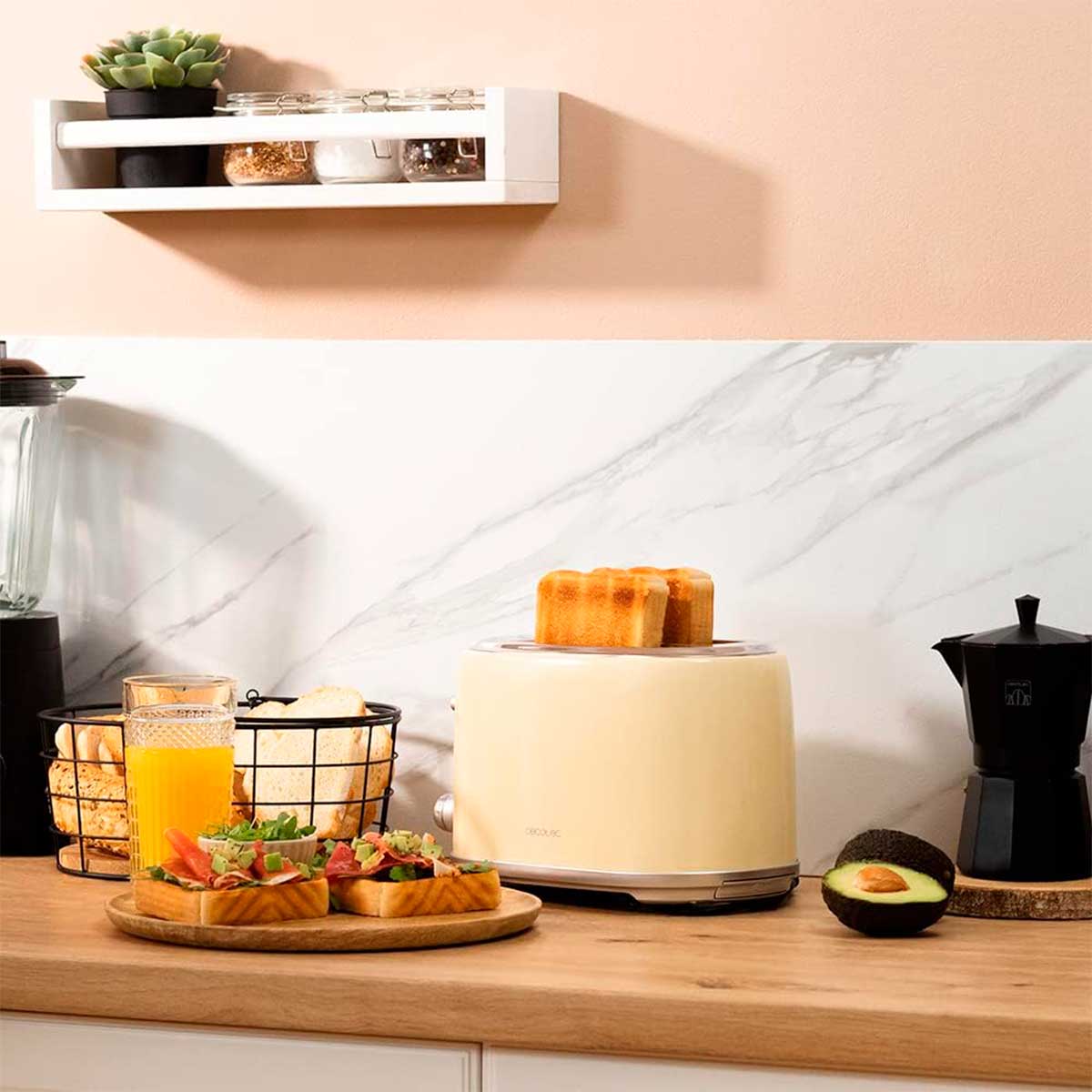Tostador Cecotec Toast&Taste 1000 Retro Double 980W diseño retro beige ambientada en encimera