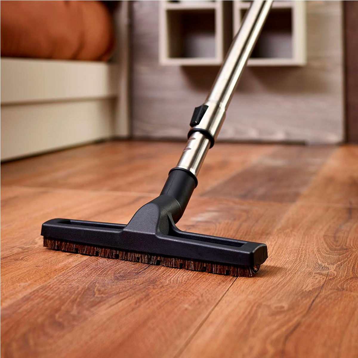Aspirador de trineo Polti Forzaspira C115 Plus 800W 2L con accesorios negro ambientada