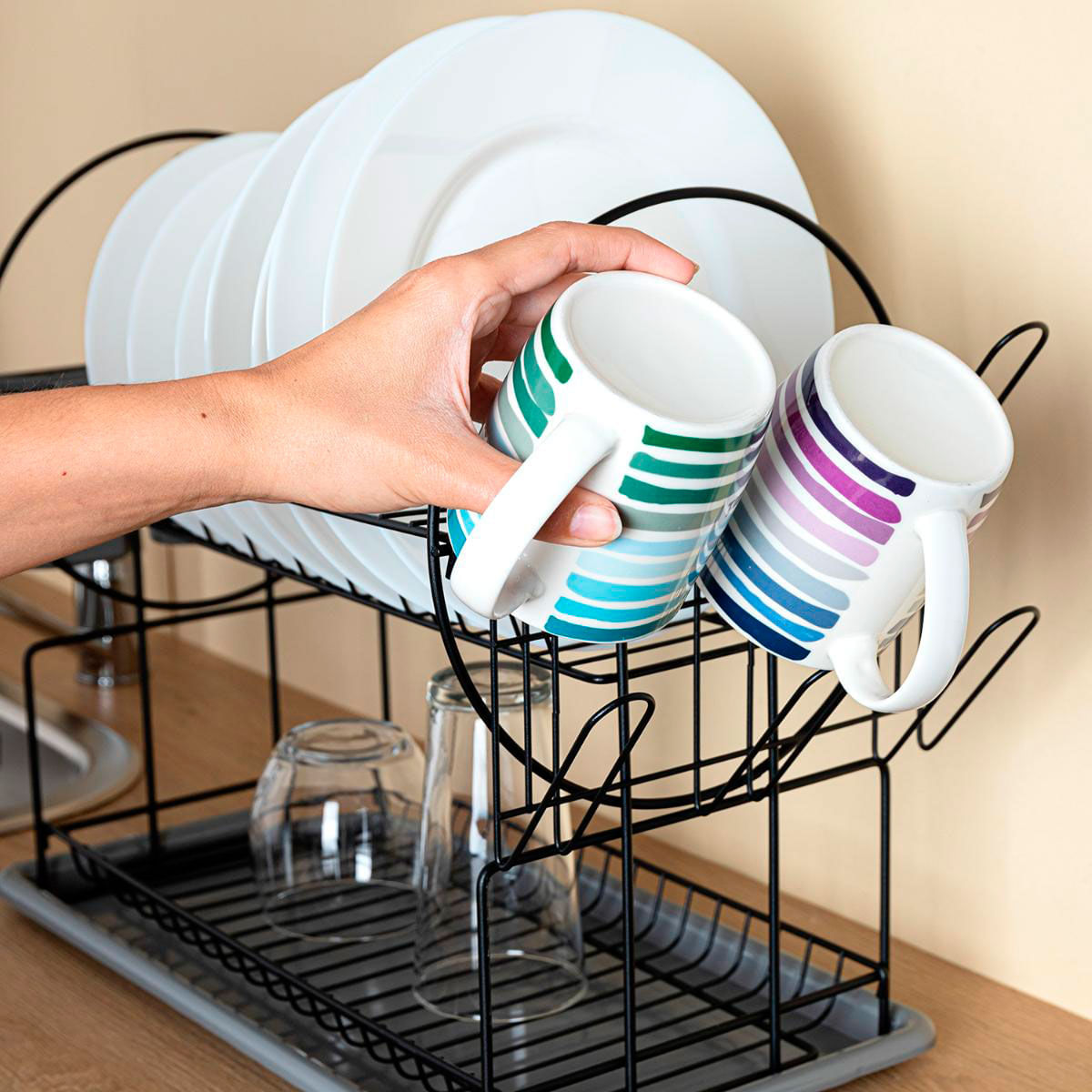 Escurridor Armony Quid 2 alturas con cesto de cubiertos y copas gris oscuro detalle tazas