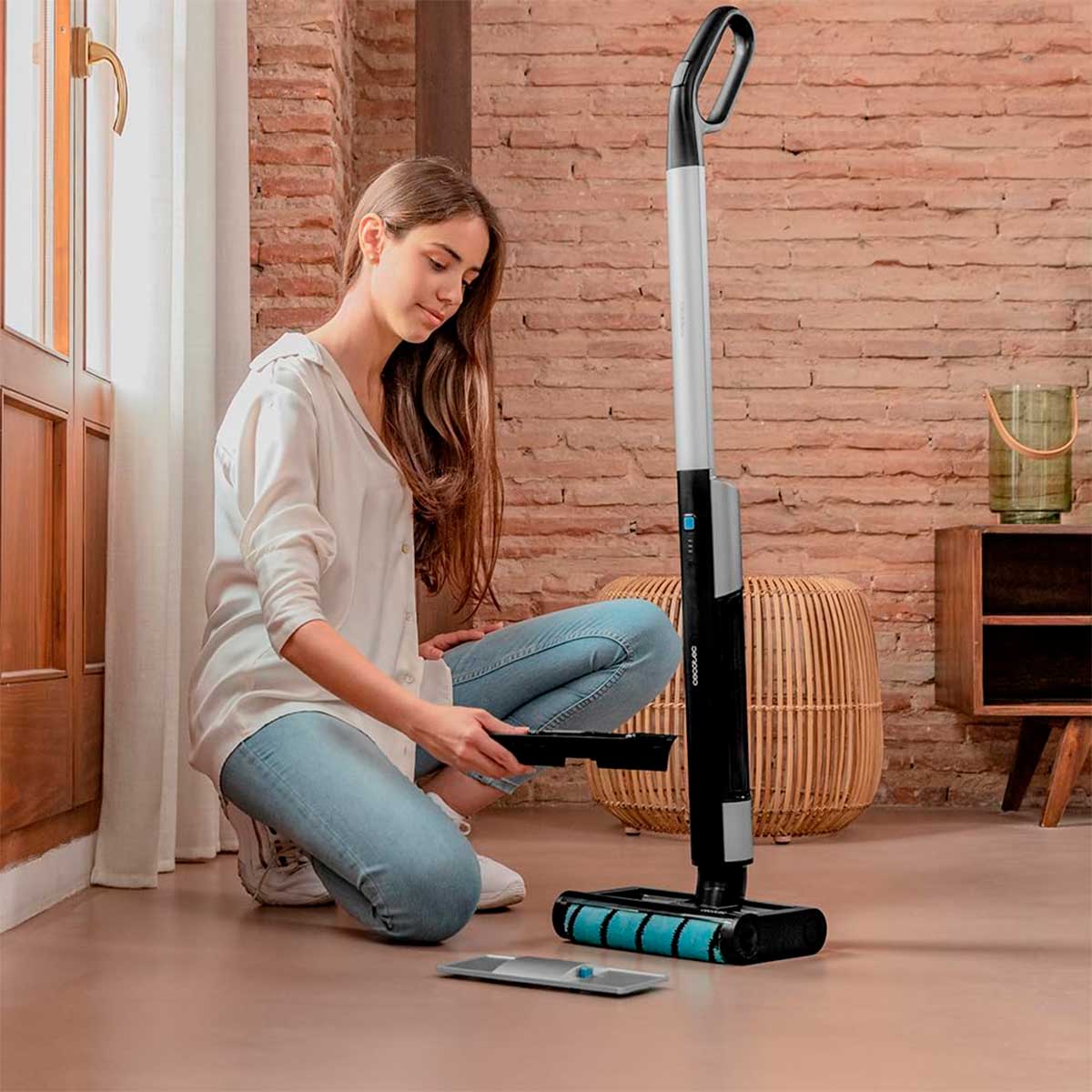 Fregona eléctrica Cecotec FreeGo Wash 40W 420ml con base de autolimpieza negro ambientada