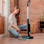 Fregona eléctrica Cecotec FreeGo Wash 40W 420ml con base de autolimpieza negro ambientada